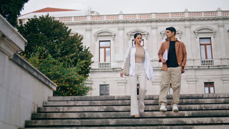 Estudiantes-Inteligentes-Paseando-Escaleras-Después-Del-Examen.-Pareja-Relajada-Disfrutando-De-Una-Conversación