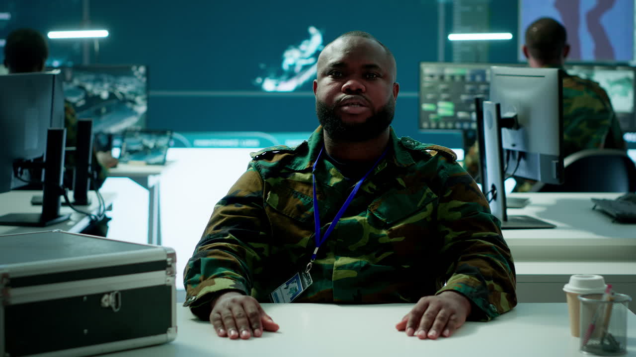 oficial militar participa en una llamada de videoconferencia segura en el centro de mando