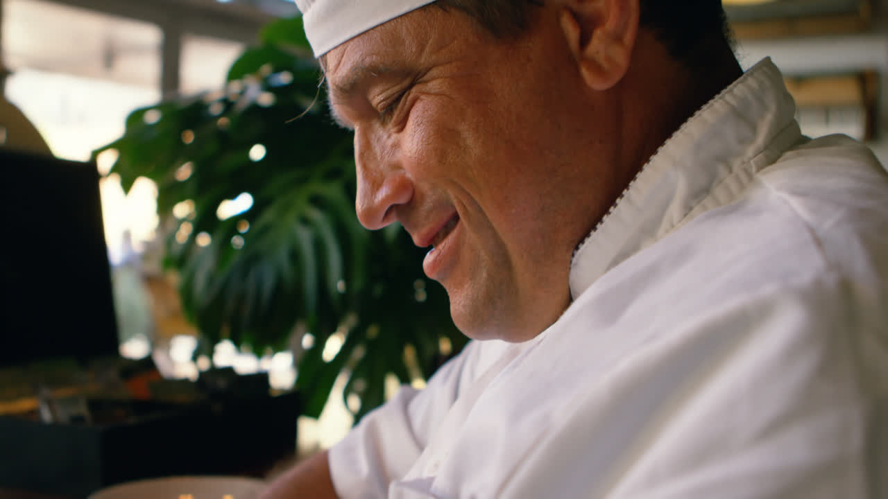 Chef che usa il cellulare al bancone 4k