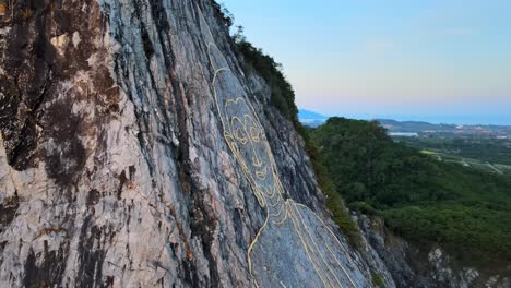 Pan-De-Tiro-Medio-Aéreo-De-4k-A-La-Izquierda-En-La-Montaña-De-Buda-En-Pattaya-Al-Amanecer