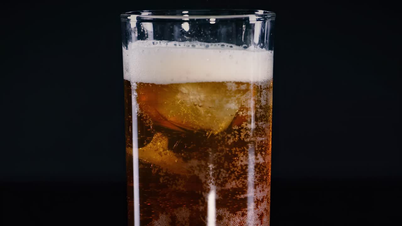 rebanada de limón añadida a la bebida gaseosa