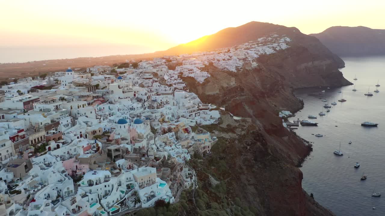 increíble puesta de sol de verano en santorini, ciudad de oia, islas cicládicas, grecia