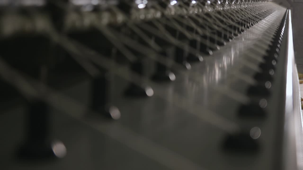 Foto Macro de Fio de Algodão Sendo Fiado em Uma Máquina de Fiar