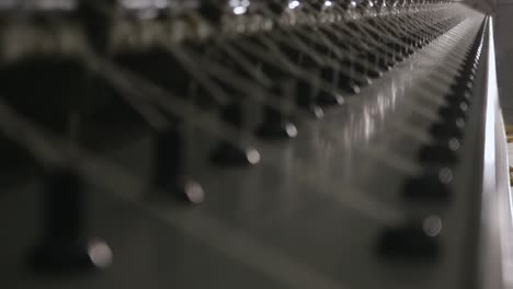 macro toma de hilo de algodón que se hace girar en una máquina de hilado