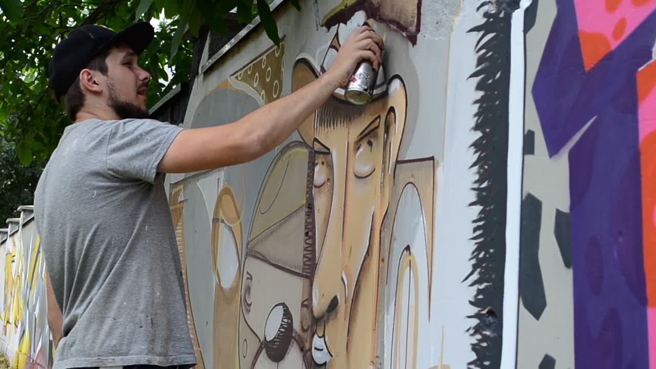 L'artista disegna graffiti, ritratto di persona con la pipa.