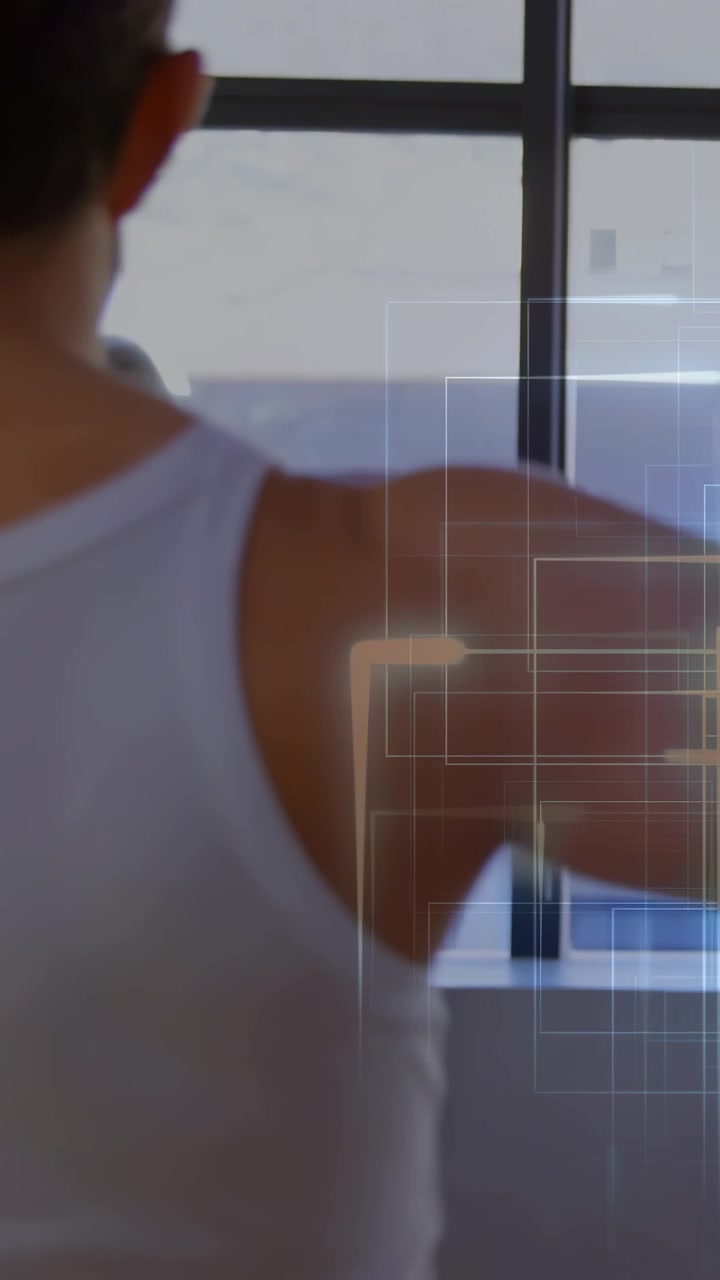Vídeo vertical: HUD aparecendo e rastreando enquanto homem levanta o braço direito, com grade tecnológica