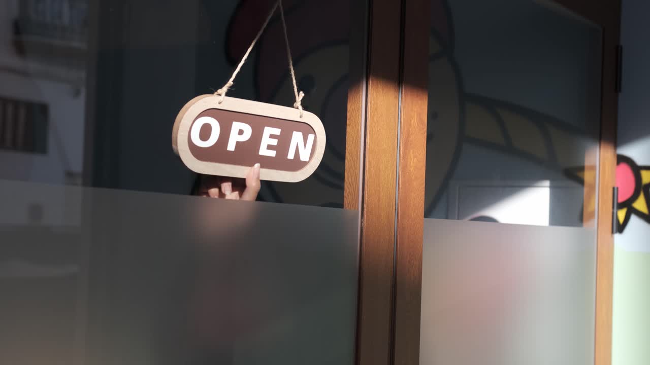 Small business closing up. Turning the sign from open to closed. 4k 60fps