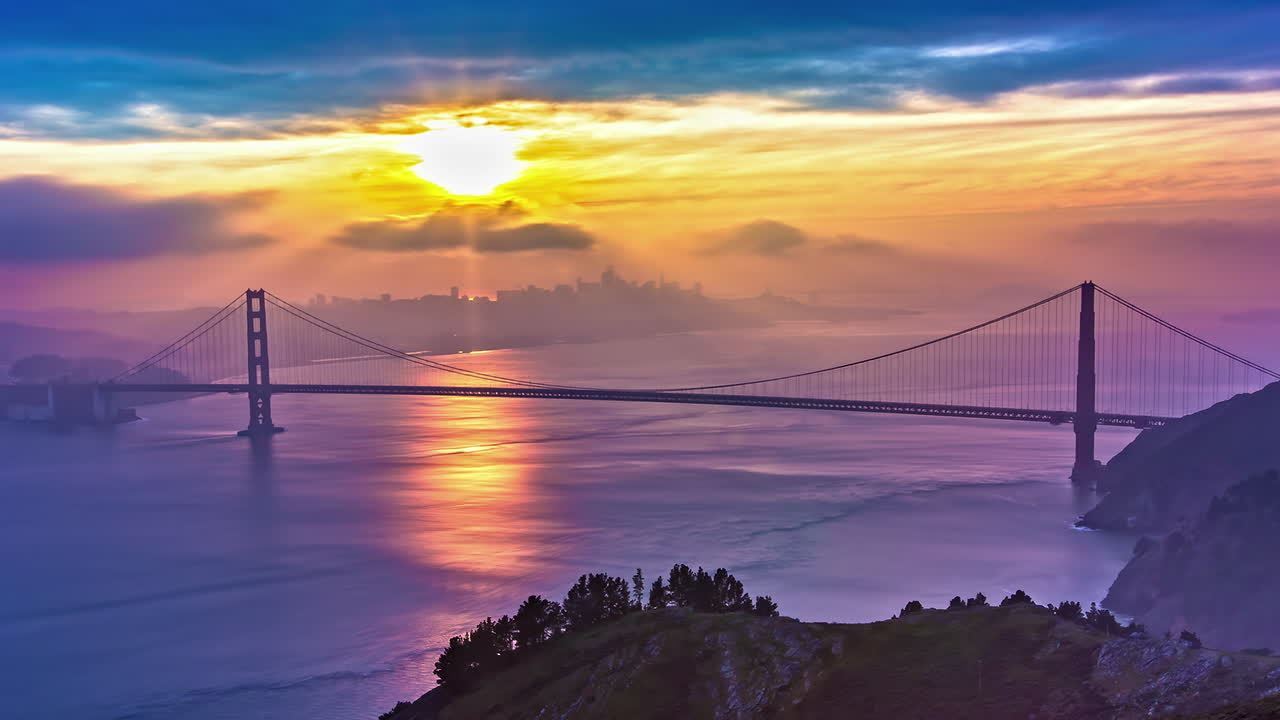 sol brillante y niebla sobre el puente golden gate en california, lapso de tiempo de fusión