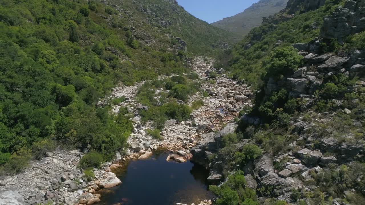 Lav droneflyvning gennem barsk klippekløft ved lavvande, Sydafrika