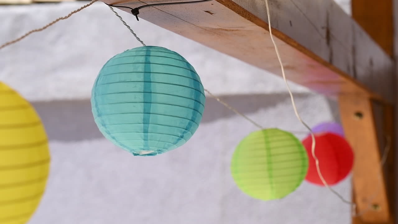 linternas de papel coloridas en el patio trasero