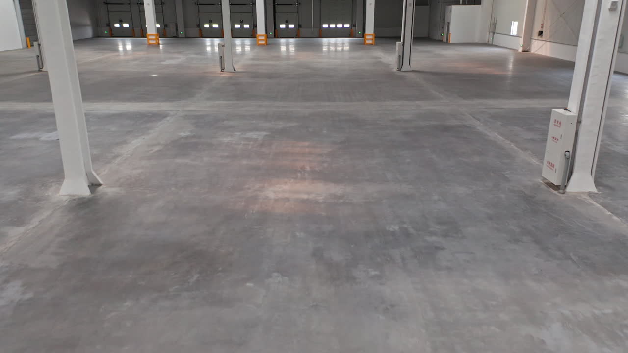 새로 지어진 창고 유통 센터의 내부를 드러내는 항공 촬영