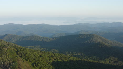 Una-Toma-Aérea-De-La-Montaña-Cole-Y-El-Sendero-De-Los-Apalaches-Al-Amanecer-Durante-El-Verano