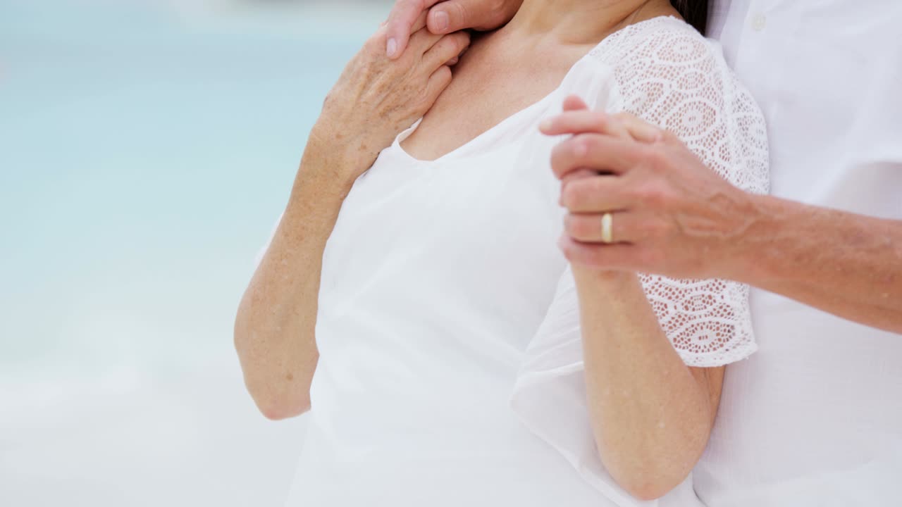 retrato de una pareja caucásica jubilada en una playa tropical