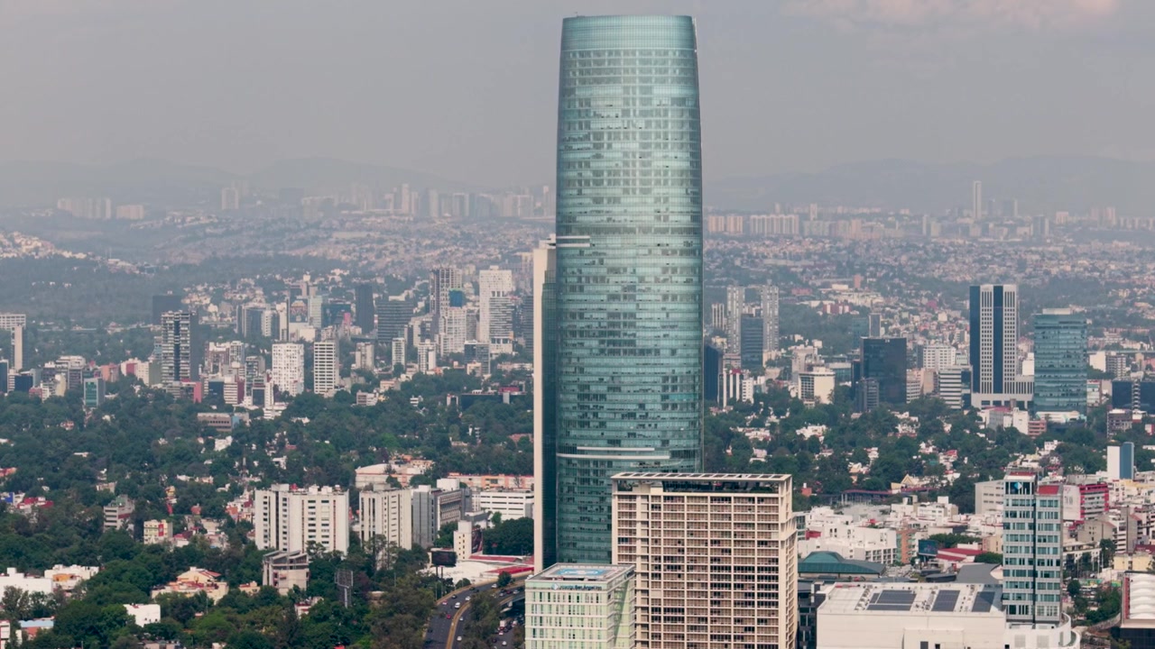 Paesaggio urbano aereo di CDMX che evidenzia il grattacielo Torre Mitikah