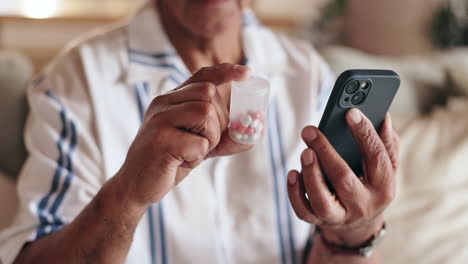 persona de edad avanzada que utiliza un teléfono inteligente para ver medicamentos