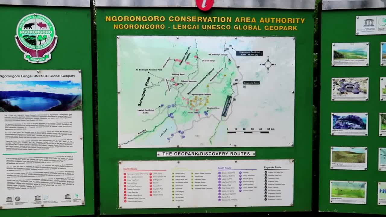 señal de información verde del área de conservación de ngorongoro, geoparque de la unesco, primer plano