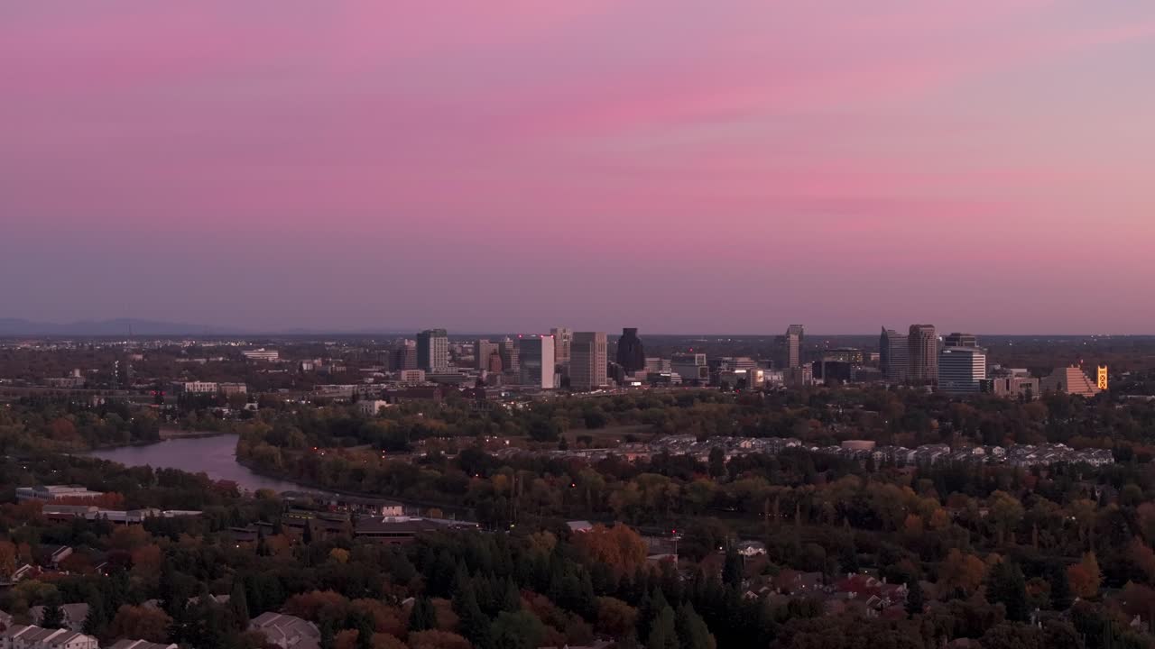 toma estacionaria de un avión no tripulado del centro de sacramento, california con un cielo rosa y rojo