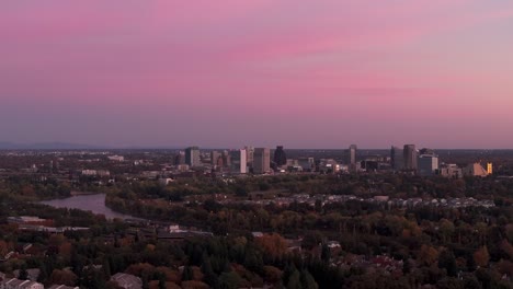 Toma-Estacionaria-De-Drones-Del-Centro-De-Sacramento,-California,-Con-Cielo-Rosa-Y-Rojo.