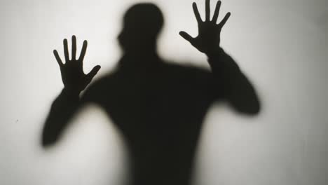 video de la silueta de un hombre moviéndose sobre un fondo blanco