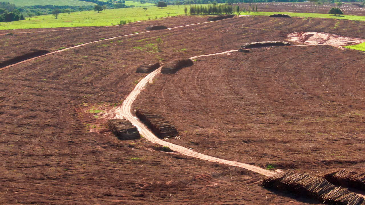 목재 로그의 무더기 위에 드론 공중 은 종이 제조 및 생산을위한 목재 절단 가공의 풍경 시골 도시 농경지 계곡 공장 야외 목재