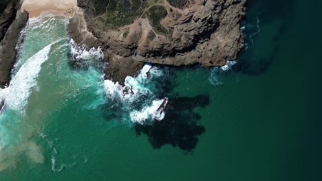 Das-Meer-Bricht-An-Diesem-Wunderschönen-Kleinen-Strand-Und-Den-Klippen-Zusammen