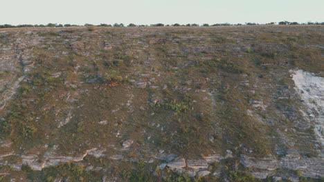 Alturas-Tranquilas:-El-Paso-Pacífico-De-Un-Dron-Sobre-Un-Acantilado-Cubierto-De-Musgo-Blanco,-El-Silencio-De-La-Naturaleza,-La-Soledad-Intacta,-Ininterrumpida-Por-La-Presencia-Humana