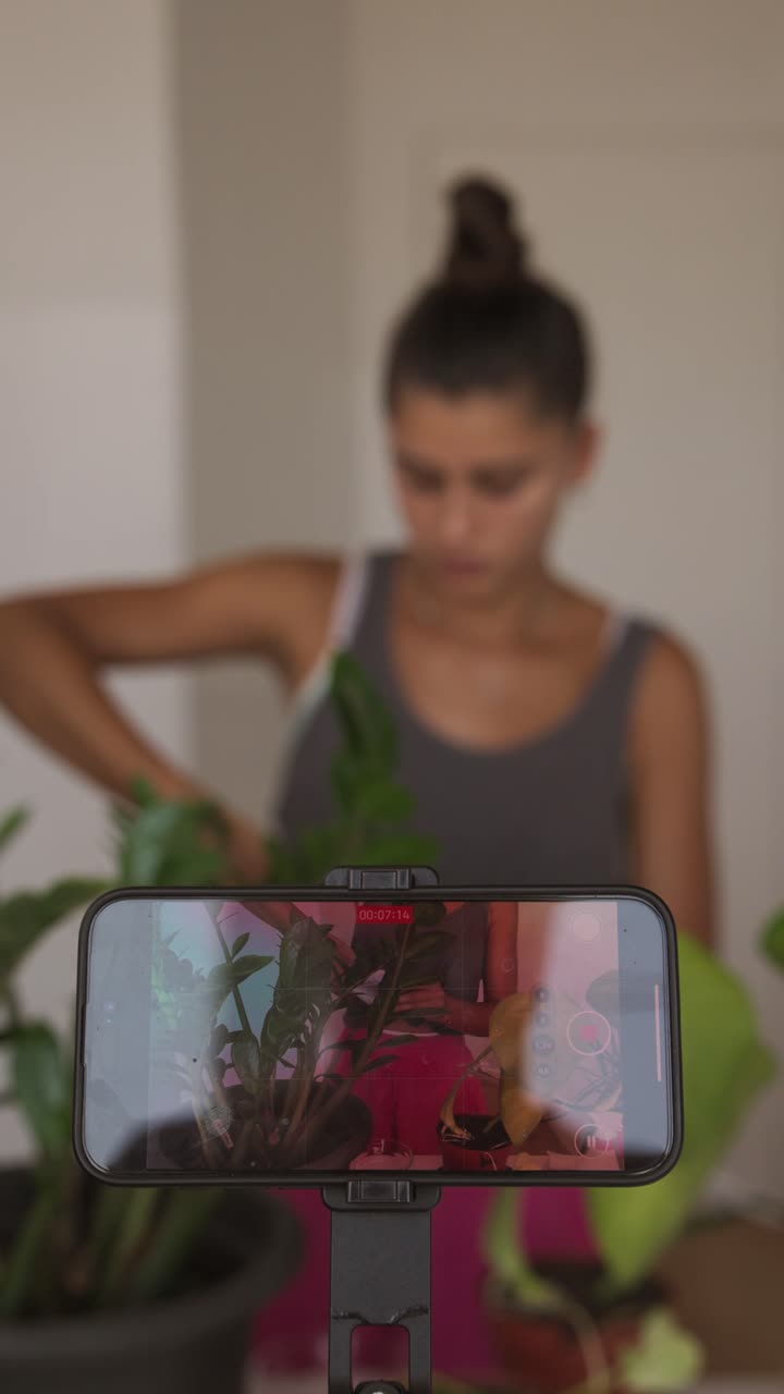 Donna che si prende cura delle sue piante d'appartamento