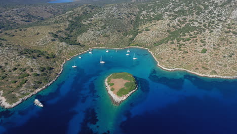 Aérea:-Vista-Panorámica-De-La-Bahía-Paradisíaca-De-La-Isla-De-Kira-Panagia-En-Esporadas,-Grecia-Con-Un-Increíble-Mar-Cristalino-De-Color-Turquesa-Y-Esmeralda