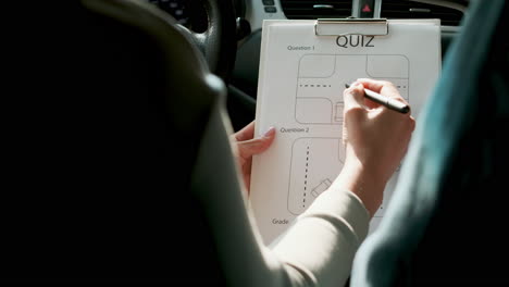 Woman-doing-quiz-on-driving-school