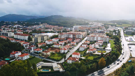 Atemberaubende-4K-Drohnenaufnahmen-Aus-Der-Luft-Eines-Dorfes---Ponte-De-Lima,-Portugal