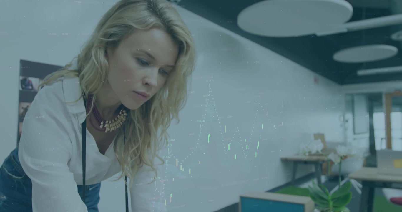 Animazione dell'elaborazione di dati finanziari su una donna d'affari caucasica in ufficio