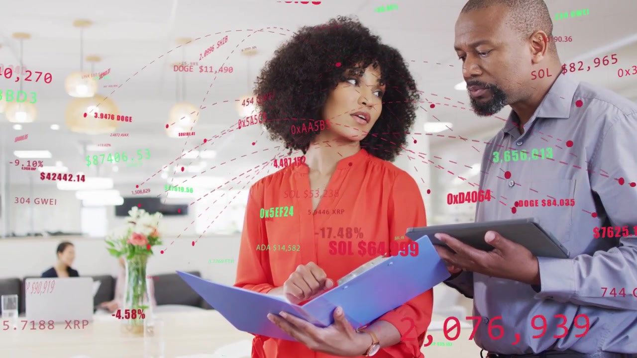 Femme lisant un dossier, homme tapotant une tablette, provoquant des superpositions de données cryptographiques sur les visages et analysant les marchés.