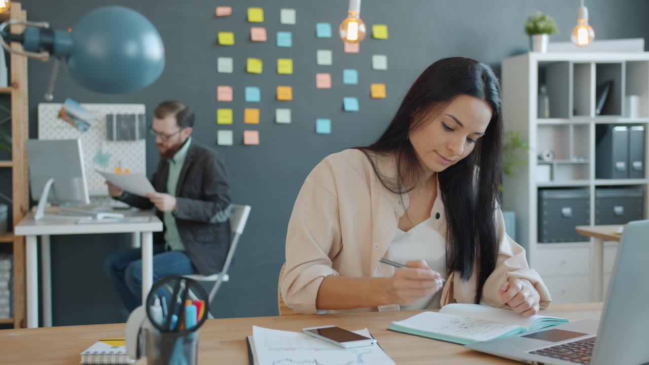 personas de negocios que trabajan en una oficina