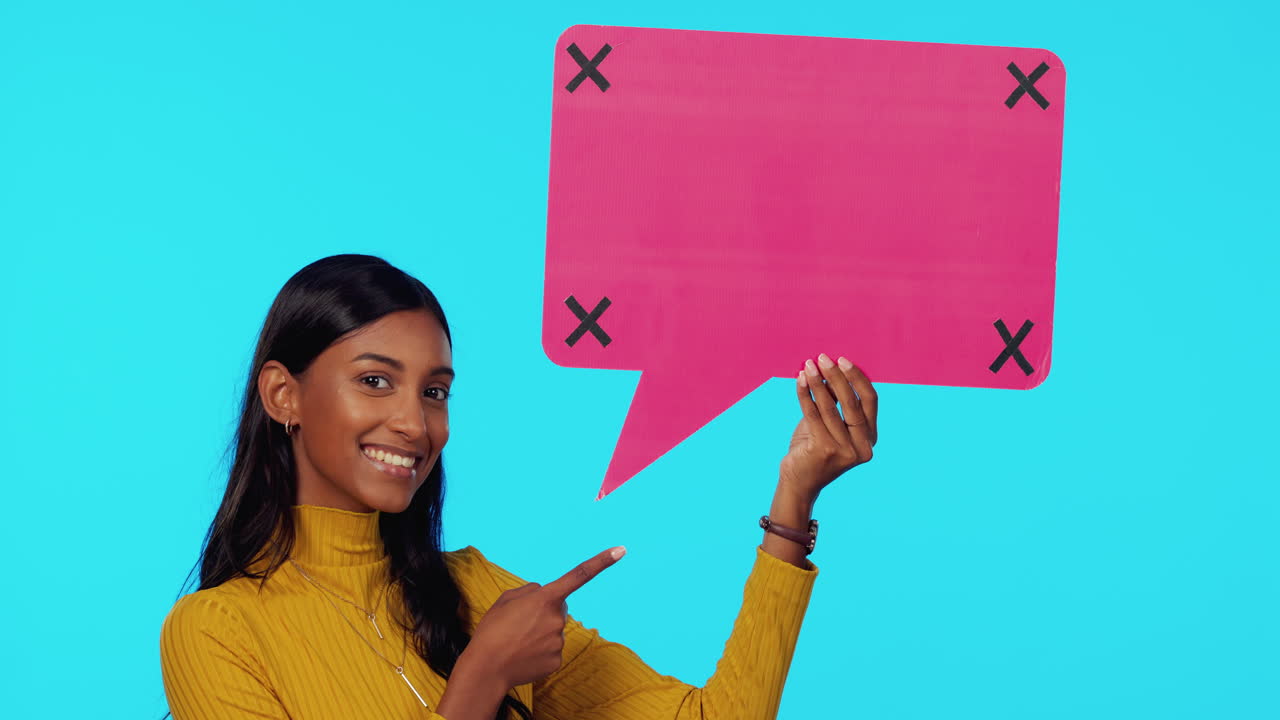 medios sociales, punto o mujer cara con el discurso