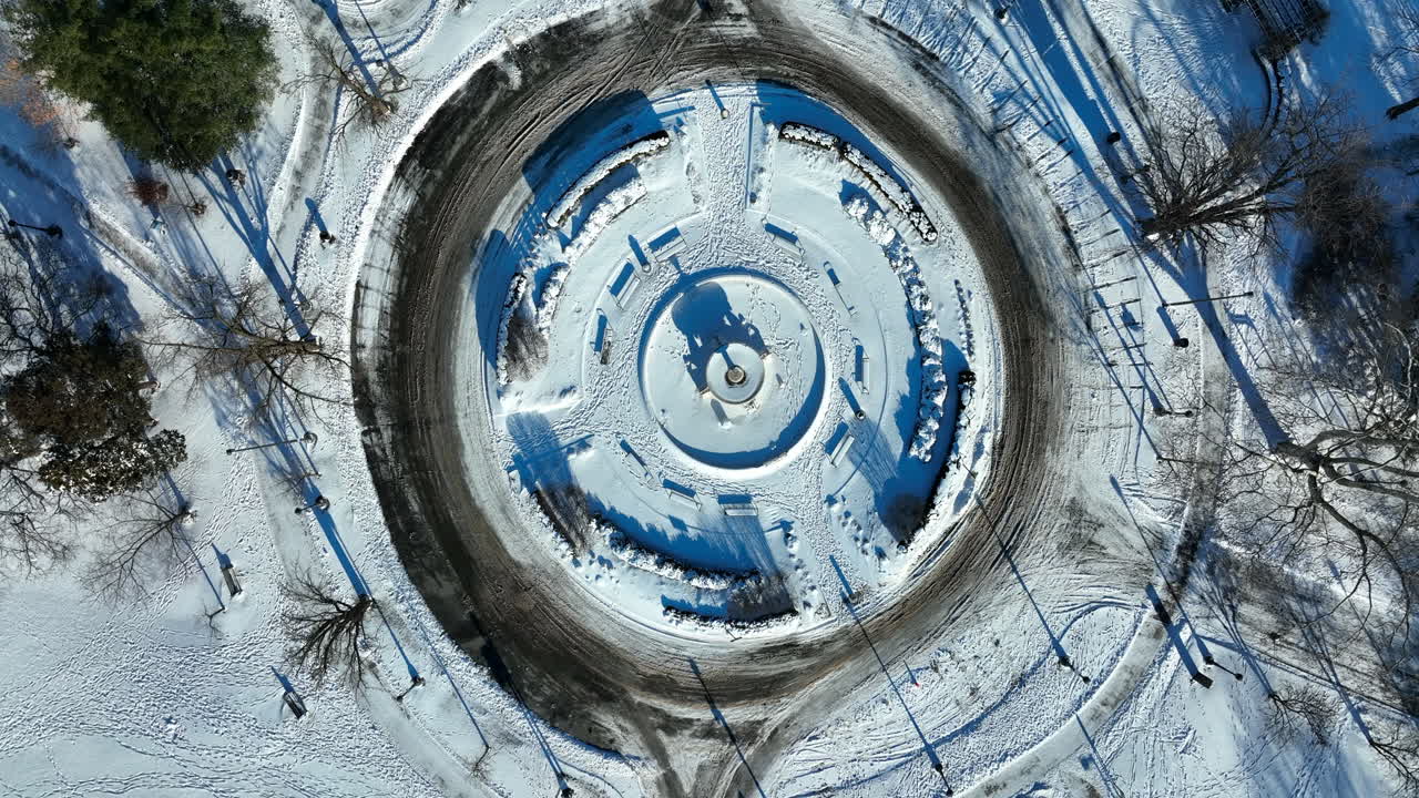 órbita aérea de la rotonda cubierta de nieve en la ciudad de ee.uu.