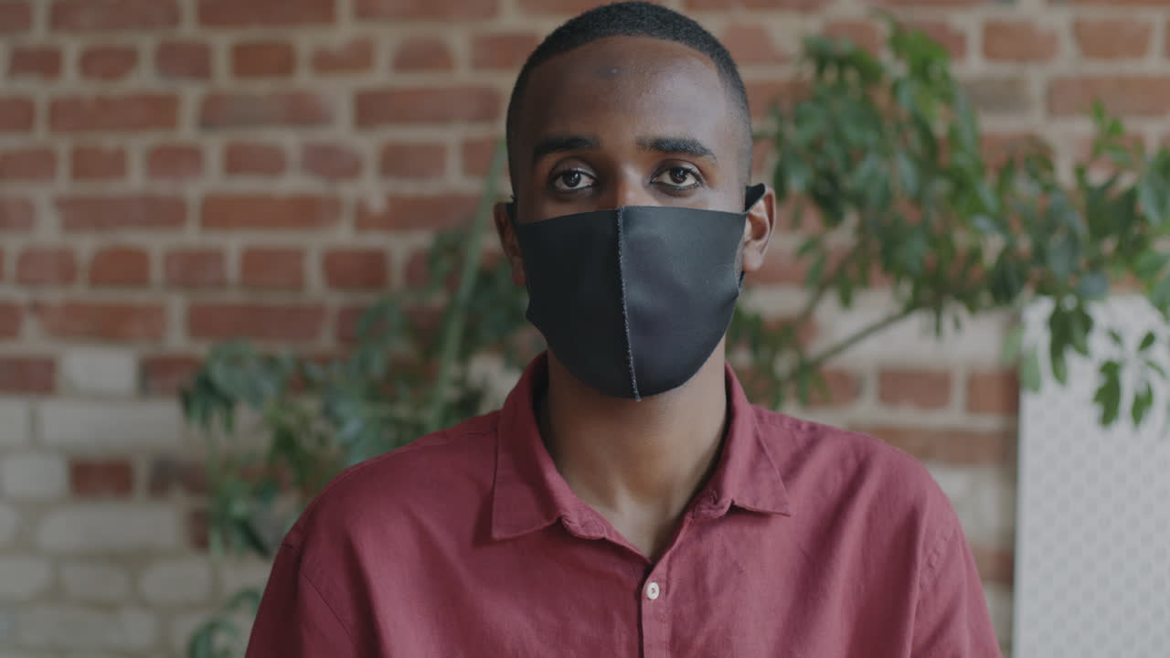 hombre con una máscara facial