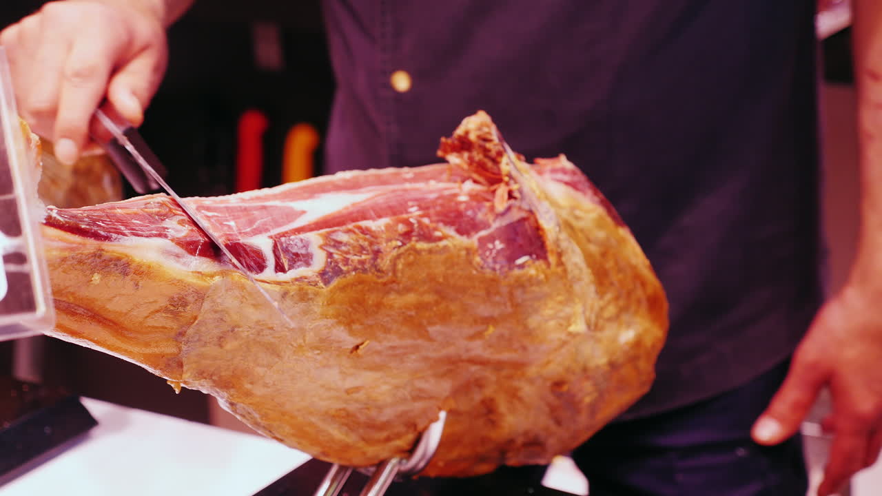 el vendedor corta el jamón en rodajas finas