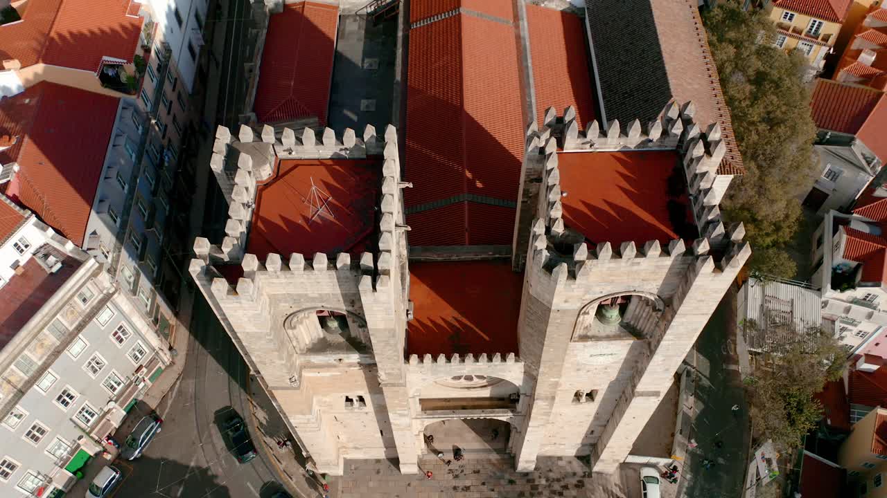Se Katedralen oppefra og ned meget tæt på med drone i 4K
