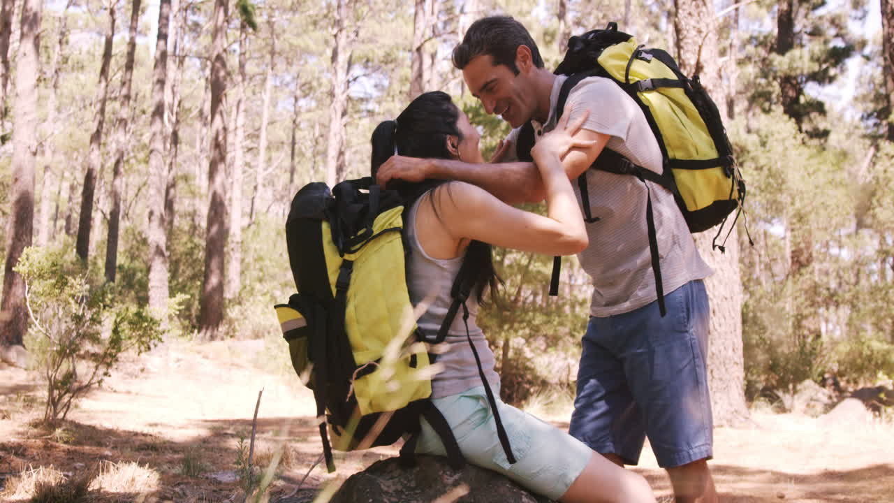 una pareja sonriente abrazándose