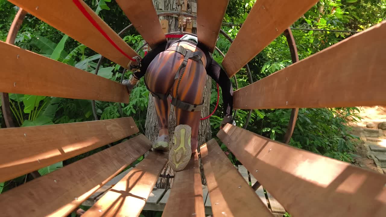 Ziplining eventyr i en trætunnel