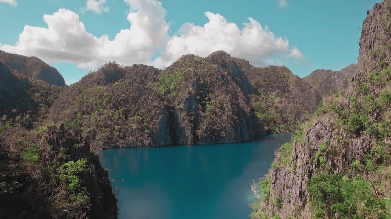 toma aérea revelada de una hermosa laguna durante un día claro y soleado en el nido palawan