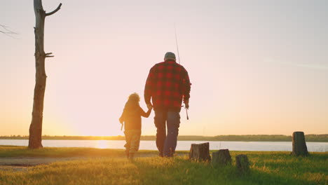 scena idilliaca con il vecchio e suo nipote che camminano verso il fiume per pescare vista posteriore infanzia felice e vecchiaia