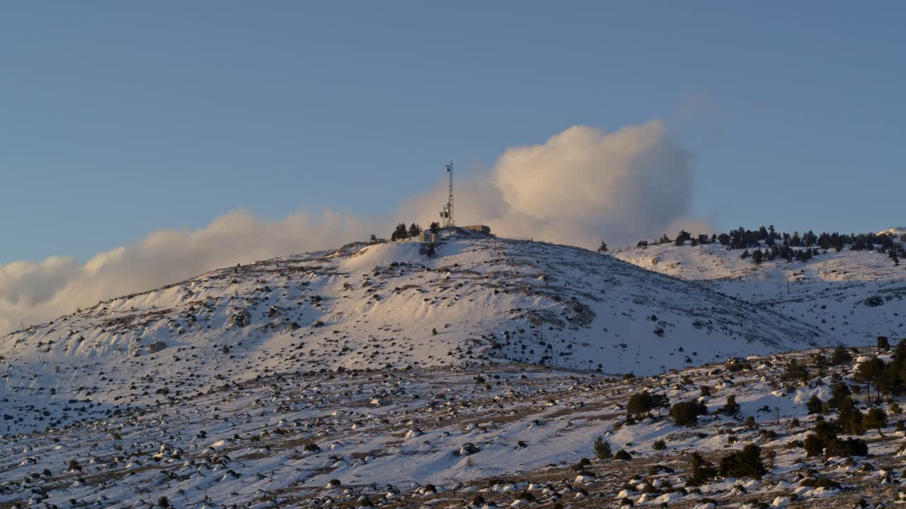 antena - montaña nevada con una antena en su parte superior