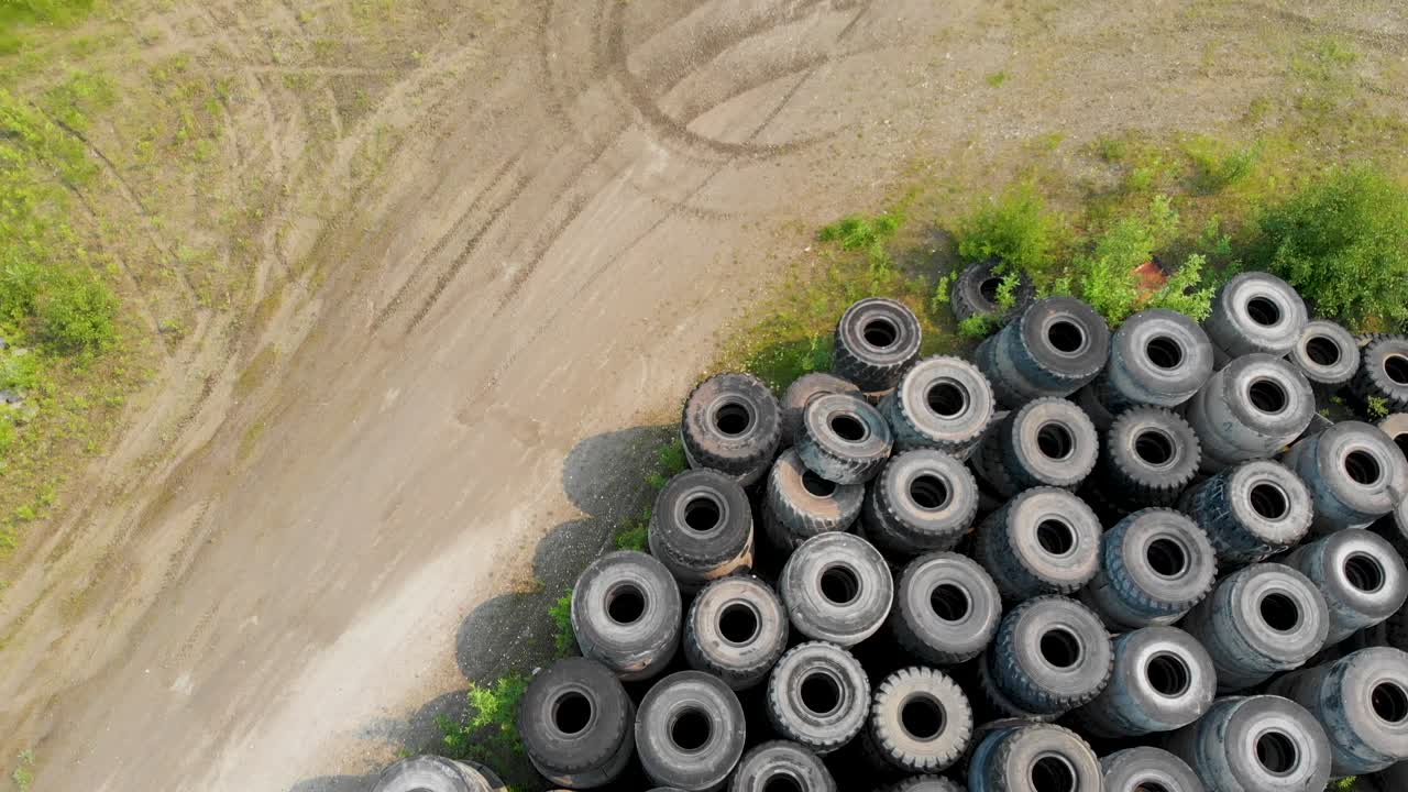 video de drones de 4k de una pila de neumáticos de excavadoras gigantes descartados en el desierto cerca de fairbanks, ak durante el día de verano-7