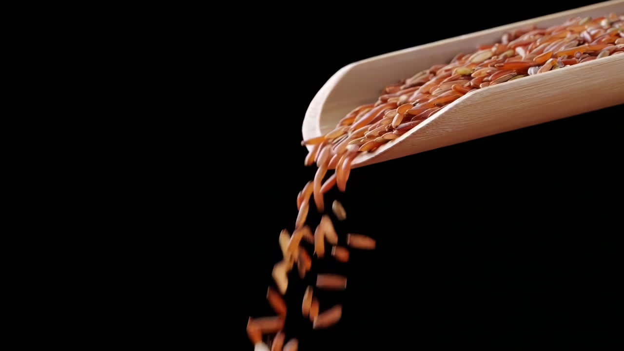 다양한 색의 다양한 원시 건강한 곡물 음식, 다양한 곡물, 곡물, 콩, 콩류는 광고 개념을 위해 목조 장식으로 회전됩니다.