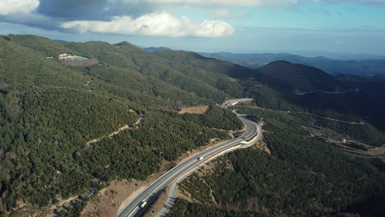 산악 고속도로 공중 사진