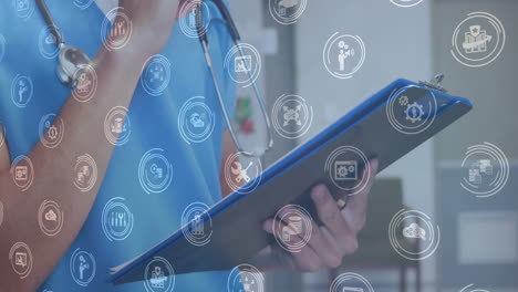 animación de iconos de negocios sobre una doctora caucásica escribiendo en el clipboard