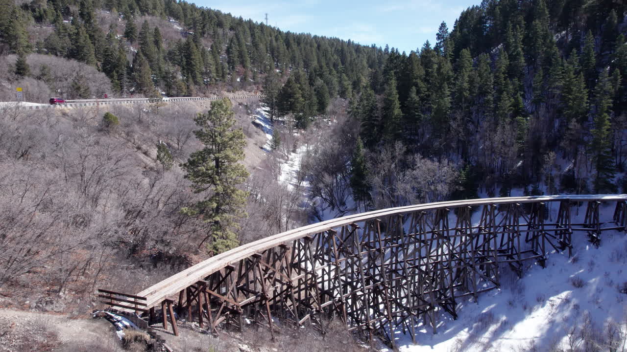Luftoptagelse, der zoomer ind på en historisk smalsporet jernbanefagværksbro i New Mexico, nær Cloudcroft