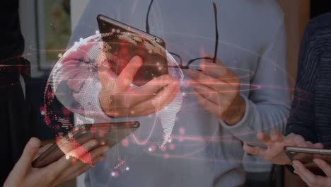 animación de globo y redes de conexiones sobre diversas personas de negocios que utilizan tabletas en la oficina
