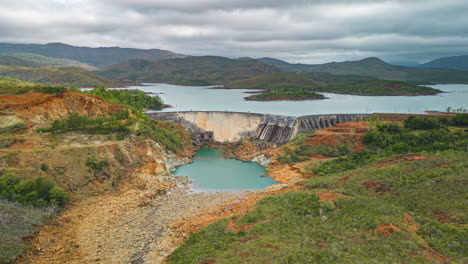 hyperlapse aéreo sobrevoando a paisagem da ilha em direção à barragem de yaté, nova caledônia